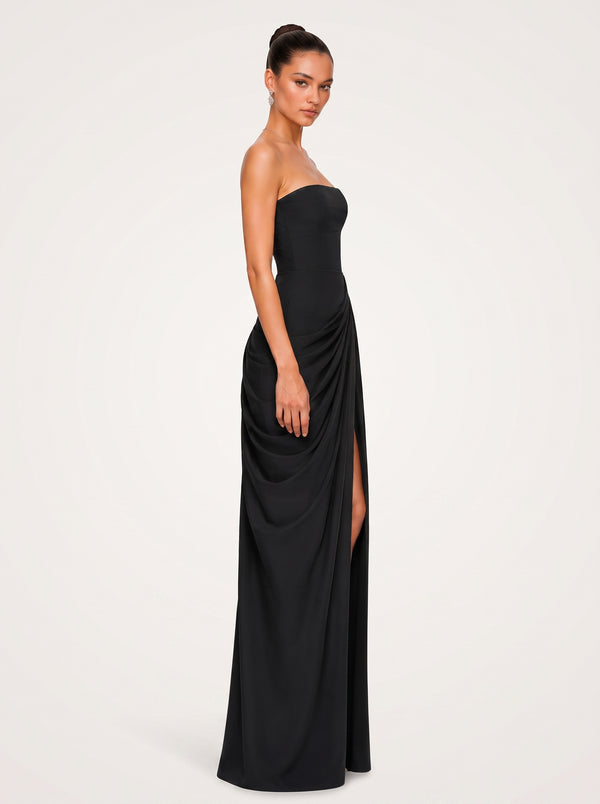 Trägerloses schwarzes, gerafftes Maxikleid mit Schlitz