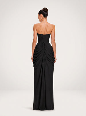 Trägerloses schwarzes, gerafftes Maxikleid mit Schlitz