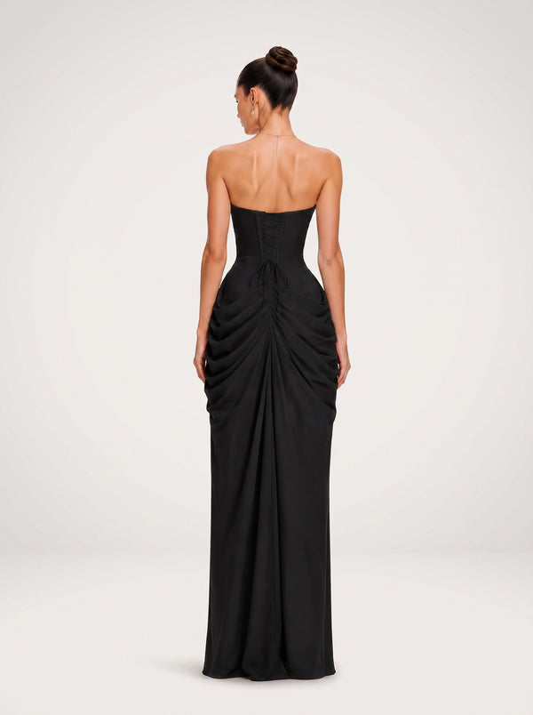 Trägerloses schwarzes, gerafftes Maxikleid mit Schlitz