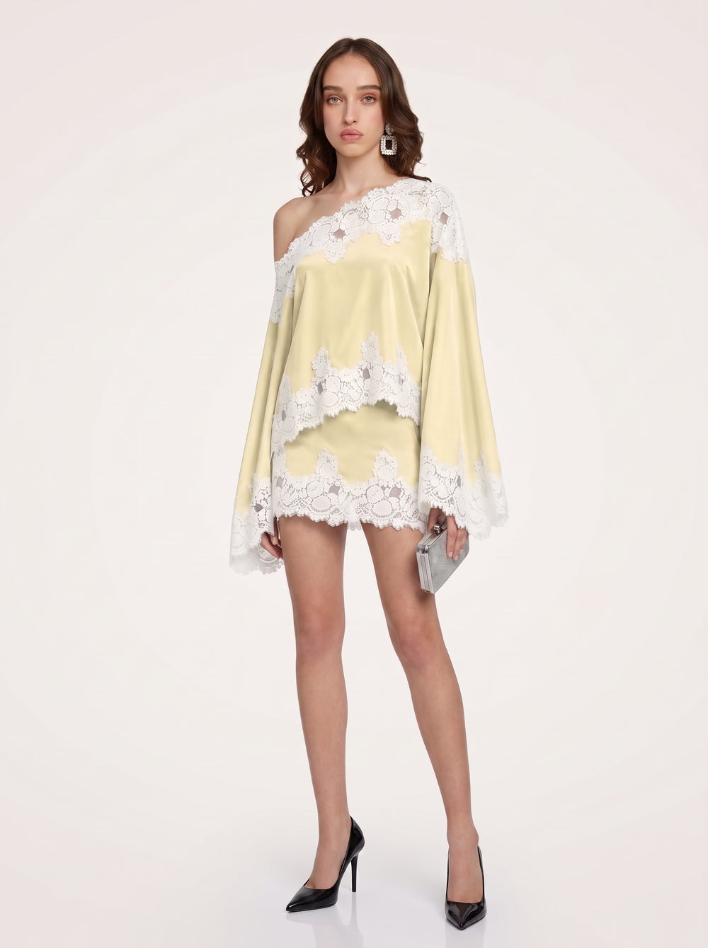 Minivestido com acabamento em renda com ombros descobertos