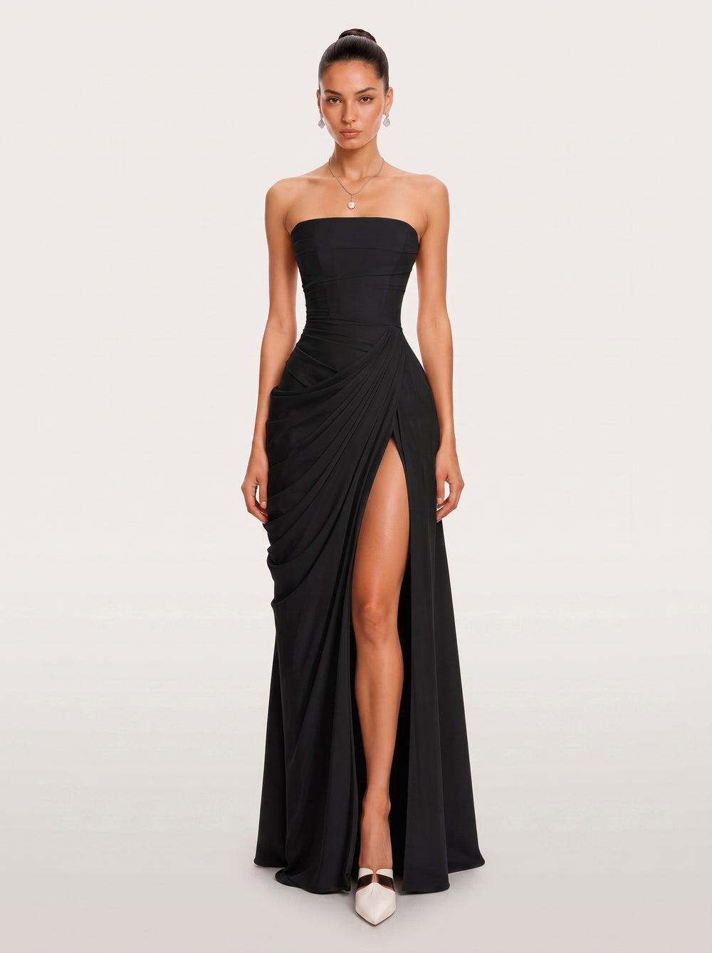 Vestido maxi preto sem alças com fenda franzida