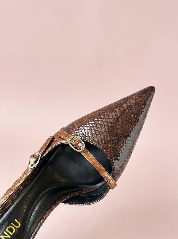 Pointed Toe Stiletto Heel in bronze brown, close-up of the toe and buckle strap, VeroMarka